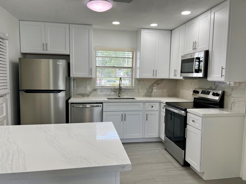 Building Photo - 10821 N Military Trl
