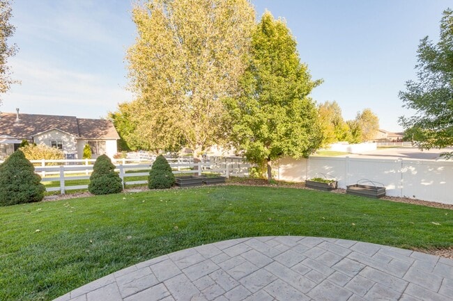 Building Photo - Spacious & Beautiful 3 Bedroom Home