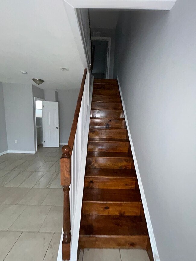 Building Photo - 24 E Abbottsford Ave