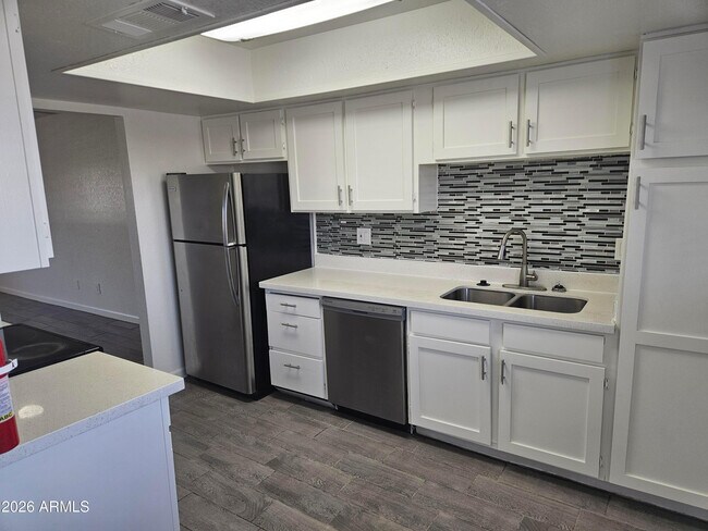 Building Photo - 3810 E Earll Dr