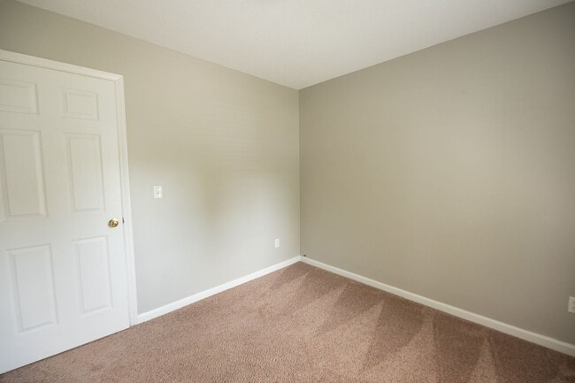 Building Photo - Charming 3 bedroom 2 bath ranch style home in Greensboro with covered front porch!