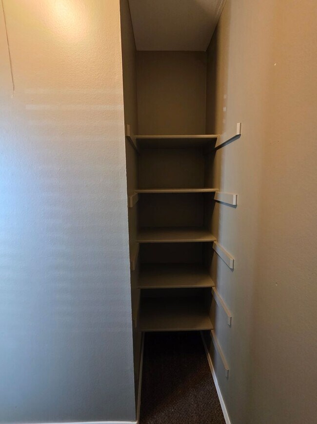 Building Photo - 3 Bedroom 2 Bathroom House With Huge Backy...