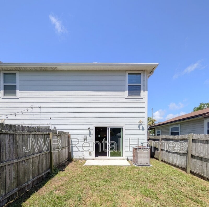 Building Photo - 115 11th St S
