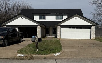 Building Photo - Sable Ln Duplex