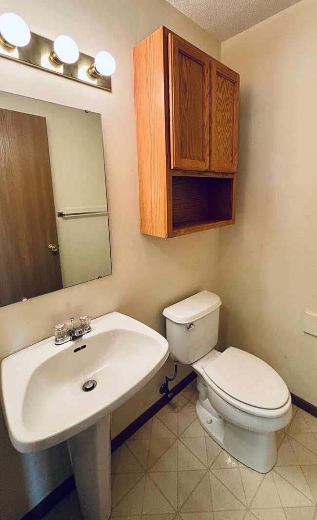 Building Photo - 4 Bed 2 Bath Centrally Located - Pre Leasi...