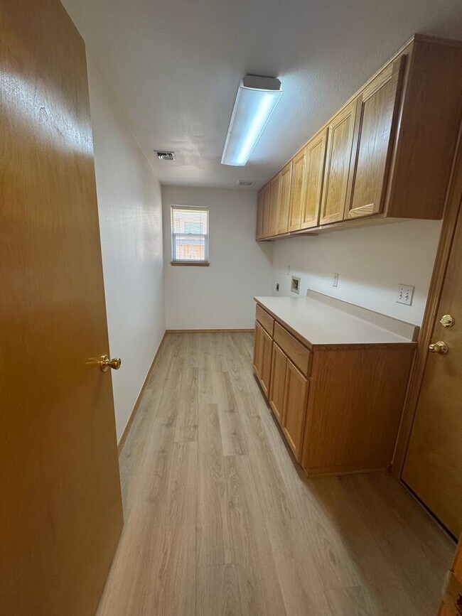 Building Photo - 2 bedroom 2 bath duplex for rent in Grants  Pass