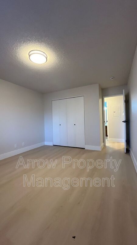 Building Photo - 515 W Saunders Ave