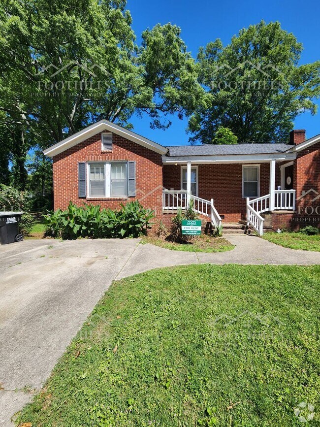 Building Photo - Cozy 1 Bed Duplex with Original Hardwood F...