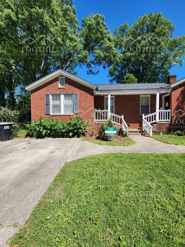 Building Photo - Cozy 1 Bed Duplex with Original Hardwood F...