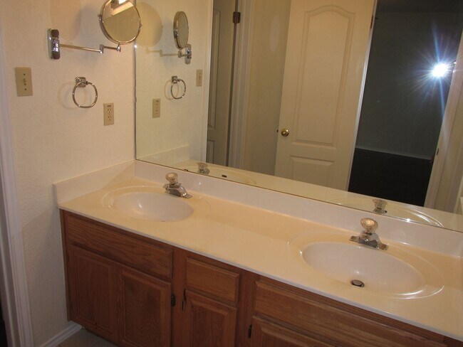 Building Photo - Beautiful Home With Spacious Kitchen and B...