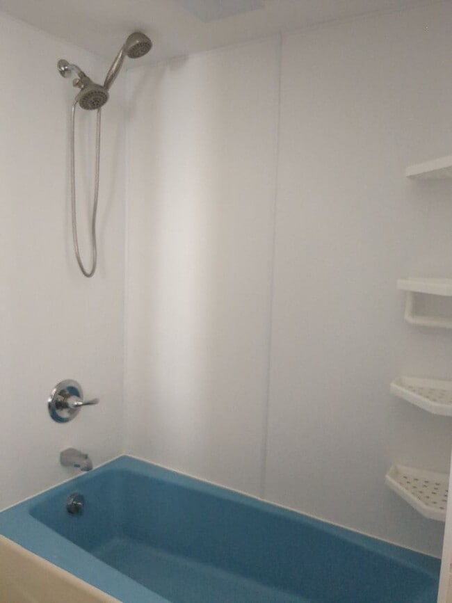 Building Photo - Recently renovated 4/5 Bedroom house
