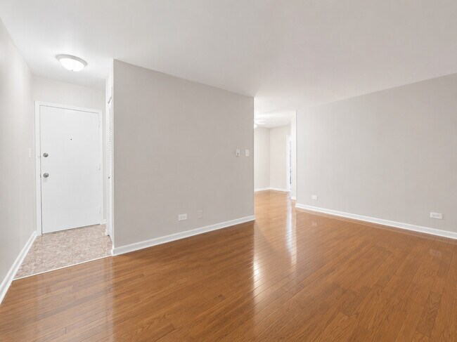 Building Photo - 5920 N Kenmore Ave