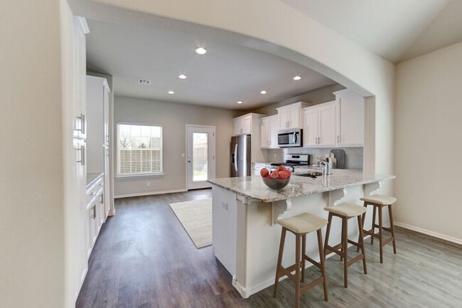 Building Photo - 3/2/2 Patio Home! Lawncare included