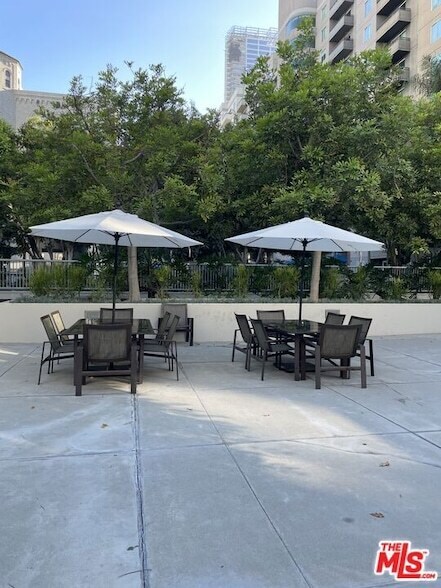 Building Photo - 600 W 9th St