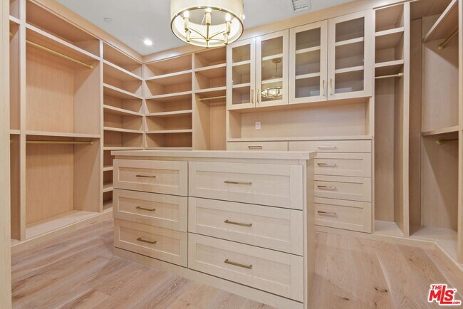 Building Photo - 1153 S Clark Dr