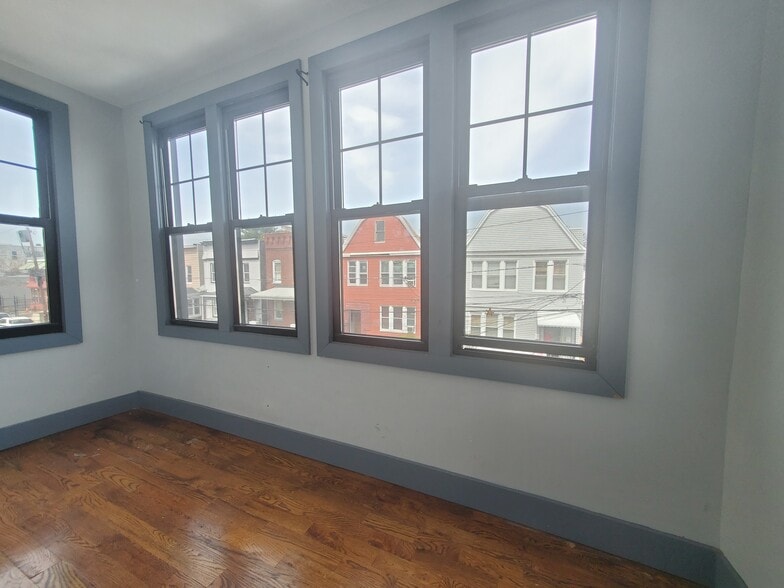 Building Photo - 137 Myrtle Ave