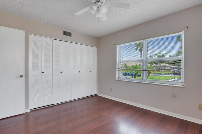 Building Photo - 1217 S Lakes End Dr