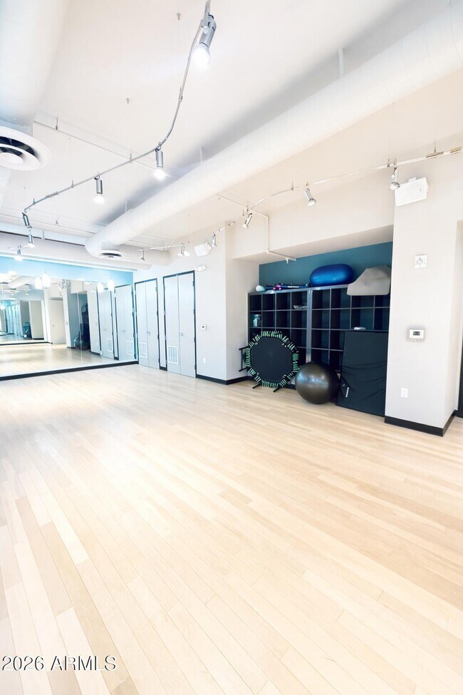 Building Photo - 535 W Thomas Rd