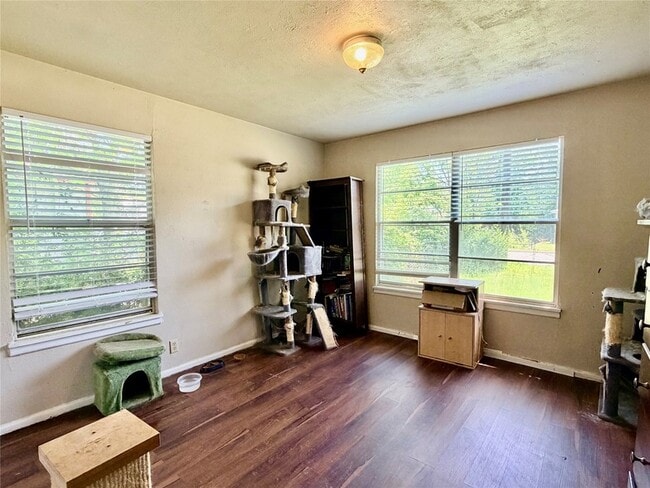 Building Photo - 1412 Oakwood Dr