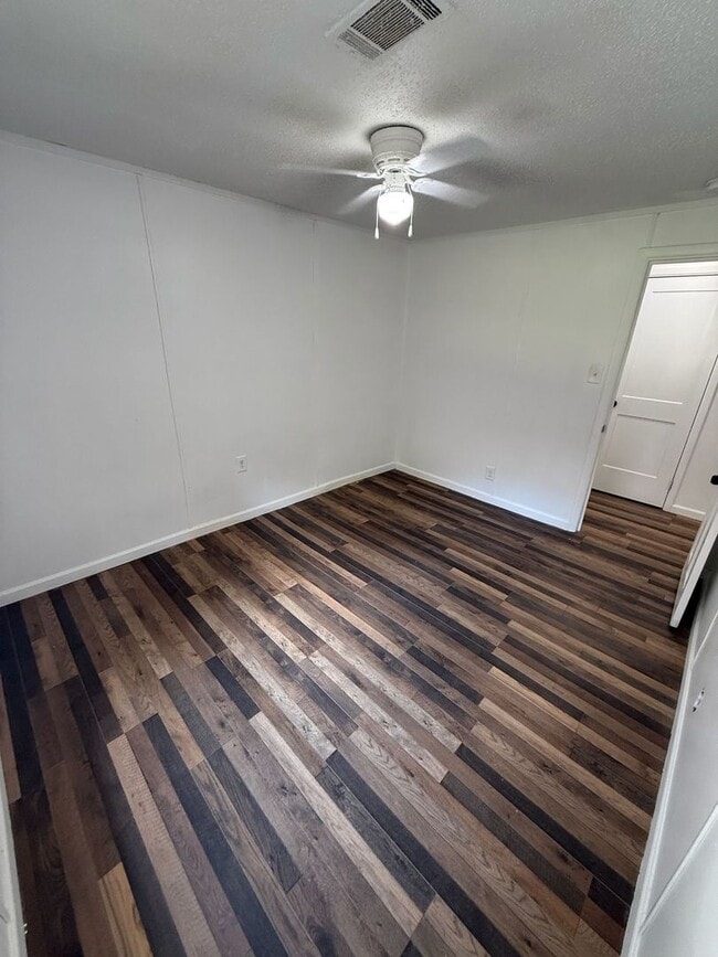 Building Photo - Freshly renovated 3 bedroom unit!