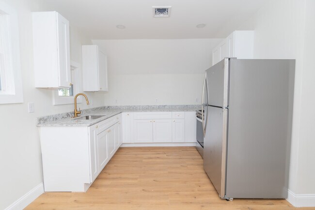 Building Photo - 84 Pembroke Ave