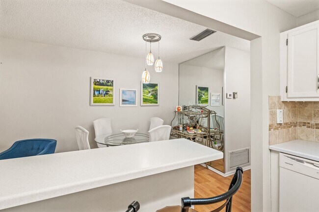 Building Photo - 11 Vis Gdns Trl