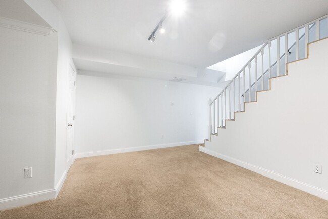 Building Photo - Spacious 5BR House in Asheville