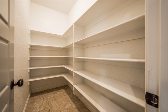 Building Photo - 6101 W Woodbine Dr