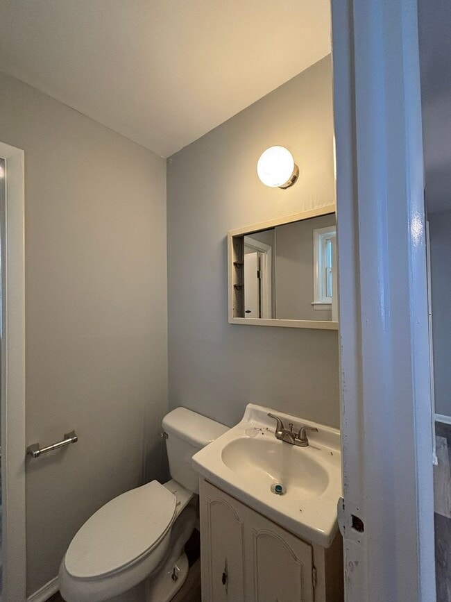 Building Photo - 3-Bedroom Ranch with New Floors, Backyard,...