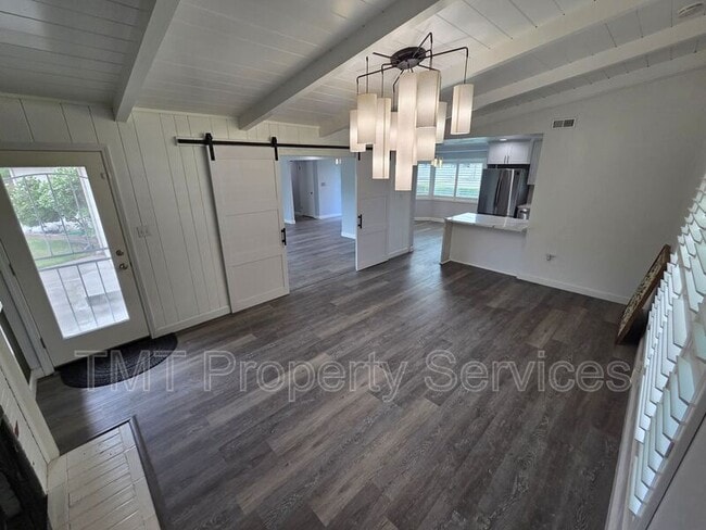 Building Photo - 9 W Robinhood Dr