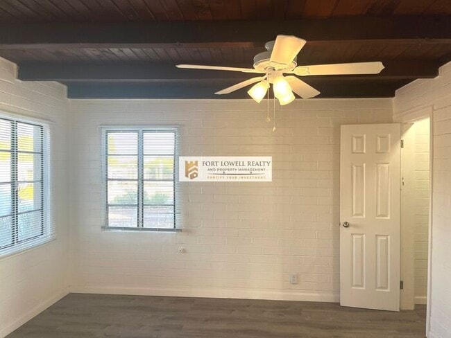 Building Photo - 1 bed 1 bath/washer/dryer/carport/Private Yard