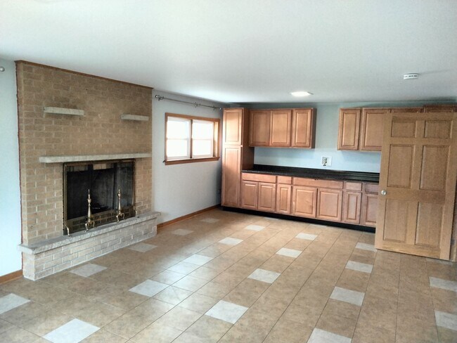 Building Photo - 904 S Edward St