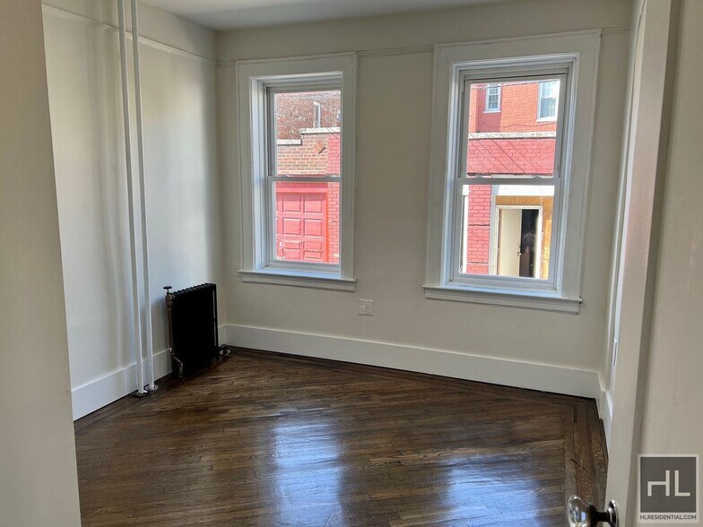 Building Photo - 4BR 1BA Floor Through Classic 7 w/ Parking...