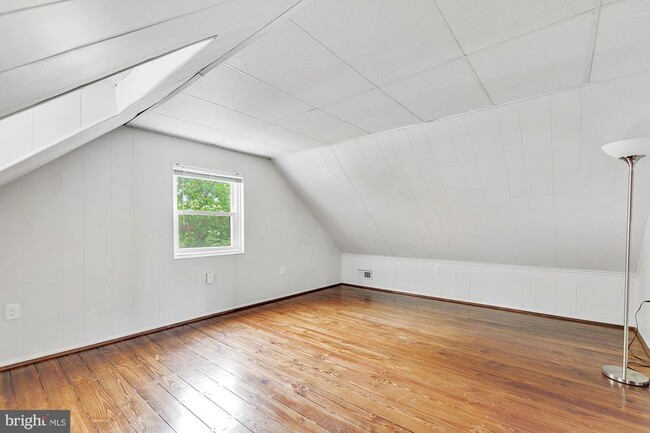 Building Photo - 6233 Woodcrest Ave