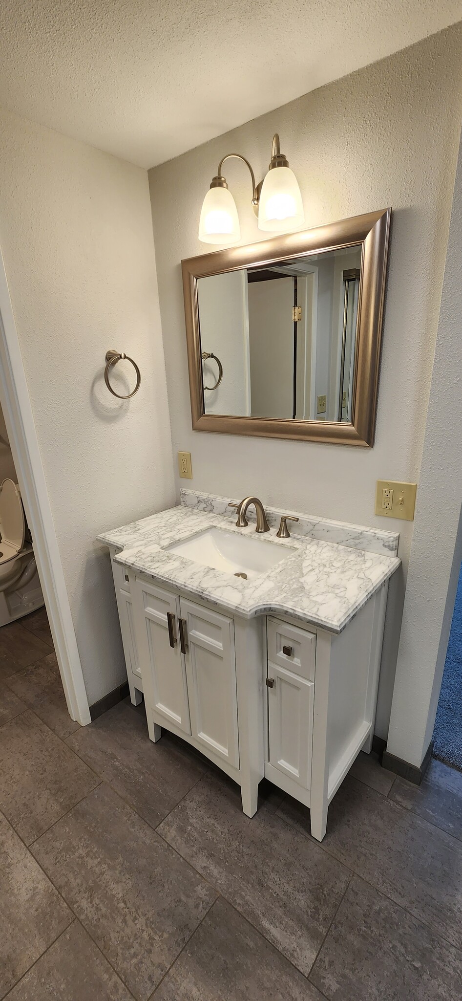 Master bathroom - 1100 Opal St