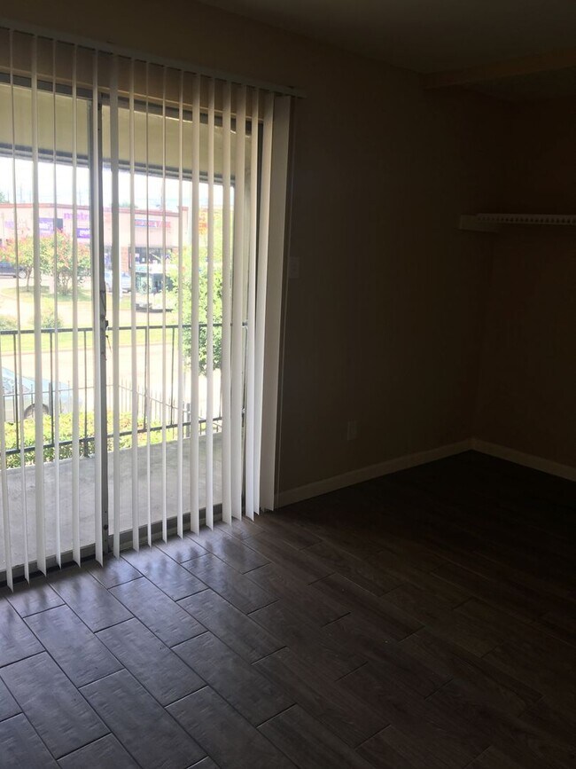 Building Photo - 2 BR 1.5 BA Two Story Townhome