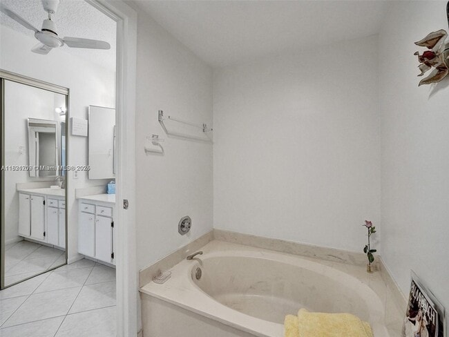 Building Photo - 8511 Casa Del Lago