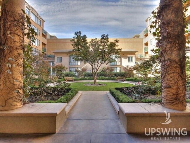 Building Photo - Paseo Plaza Condo For Rent in the Heart of...