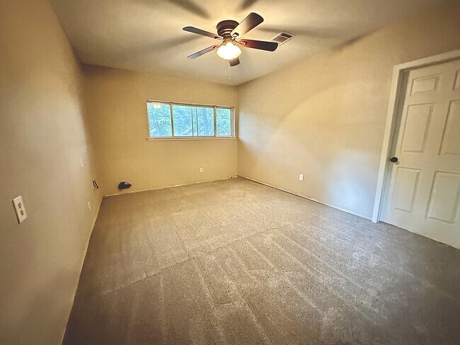 Building Photo - 1926 Laurelwood Dr