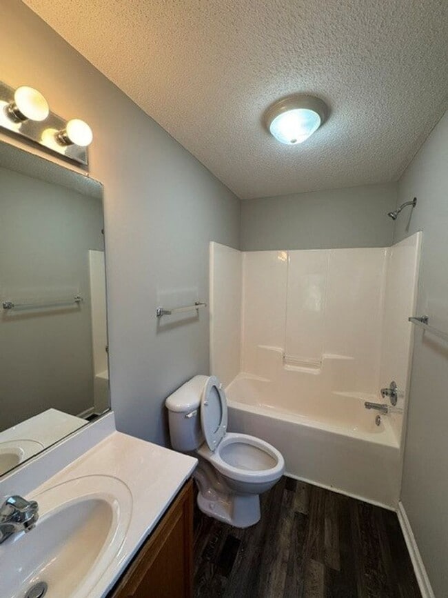 Building Photo - 819 Belmont Dr