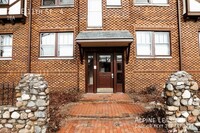 Building Photo - 708 E 11th St