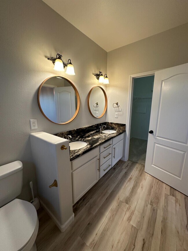 Building Photo - 721 W Fontaine Ln