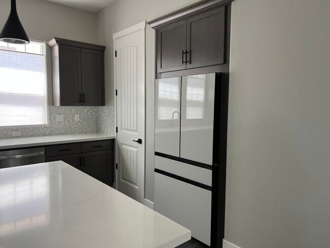 Building Photo - 3005 Shasta Wy