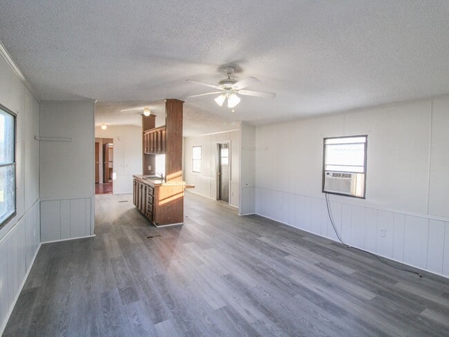 Building Photo - Close to downtown Pulaski!