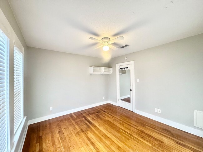 Building Photo - 629 E 11th St