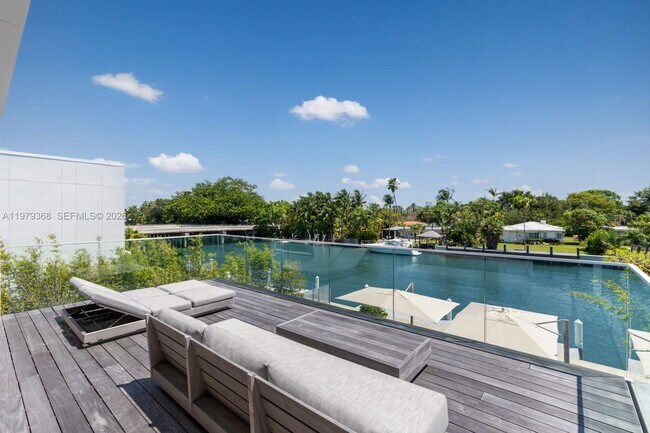 Building Photo - 1051 W 48th St