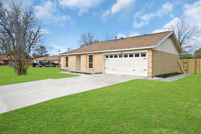 Building Photo - 4515 Larch Dr