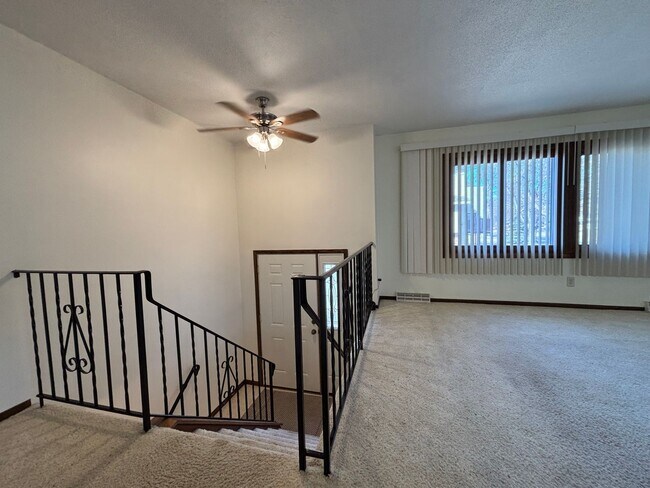 Building Photo - 4285 Evergreen Dr