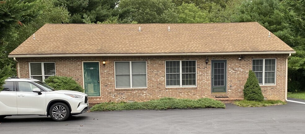 Completely updated duplex in charming Funkstown - 104 E Poplar St