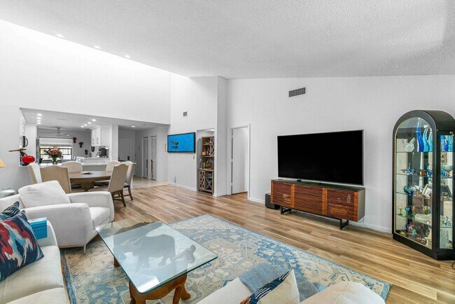 Building Photo - 61 Eastgate Dr
